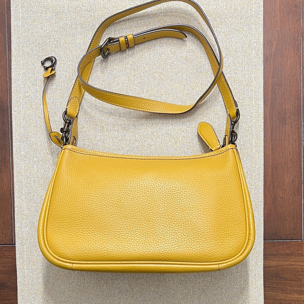 ❤️Coach Mustard Leather Shoulder/ crossbody handbag